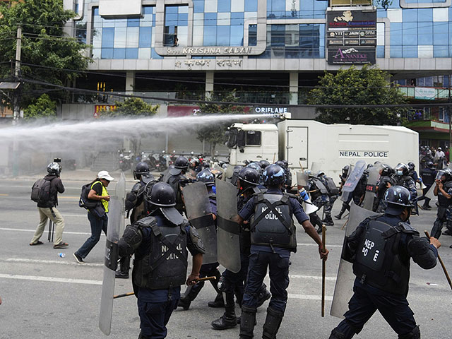 После блокировки соцсетей протесты в Непале привели к смене власти. Фоторепортаж