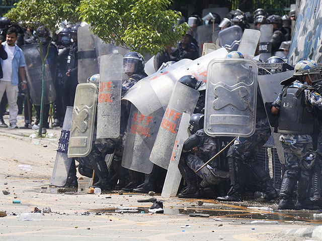 После блокировки соцсетей протесты в Непале привели к смене власти. Фоторепортаж