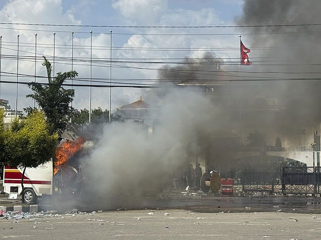 После блокировки соцсетей протесты в Непале привели к смене власти. Фоторепортаж