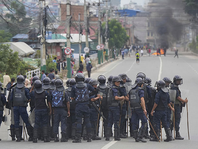 После блокировки соцсетей протесты в Непале привели к смене власти. Фоторепортаж