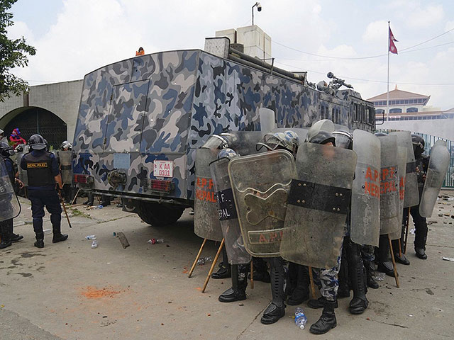 После блокировки соцсетей протесты в Непале привели к смене власти. Фоторепортаж