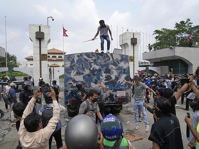 После блокировки соцсетей протесты в Непале привели к смене власти. Фоторепортаж
