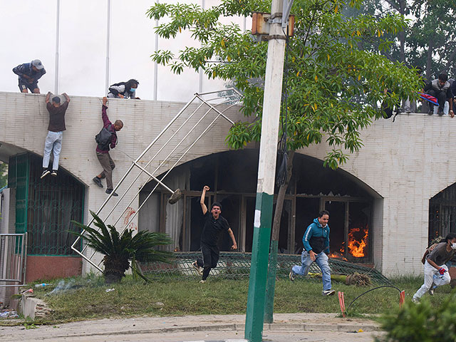 После блокировки соцсетей протесты в Непале привели к смене власти. Фоторепортаж