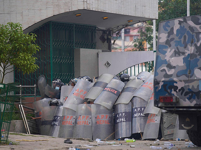 После блокировки соцсетей протесты в Непале привели к смене власти. Фоторепортаж