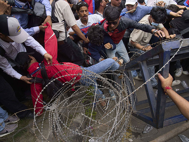 После блокировки соцсетей протесты в Непале привели к смене власти. Фоторепортаж