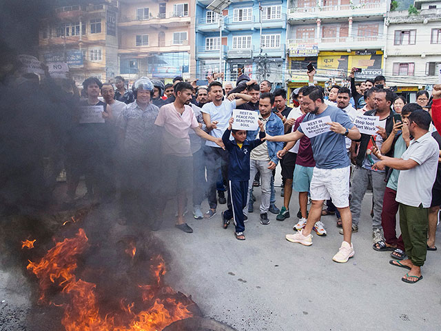 После блокировки соцсетей протесты в Непале привели к смене власти. Фоторепортаж