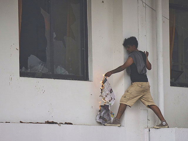 После блокировки соцсетей протесты в Непале привели к смене власти. Фоторепортаж