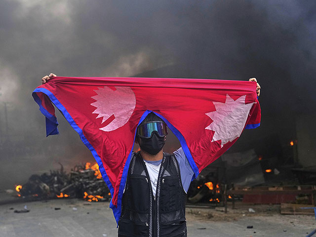 После блокировки соцсетей протесты в Непале привели к смене власти. Фоторепортаж