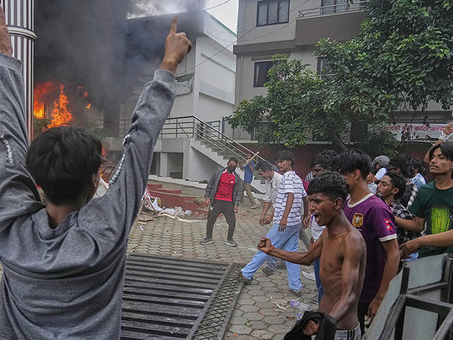 После блокировки соцсетей протесты в Непале привели к смене власти. Фоторепортаж