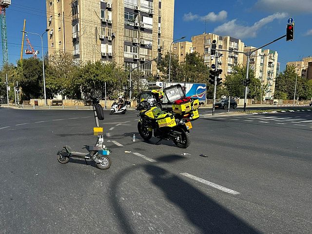 В Тель-Авиве мотоцикл сбил юношу на электросамокате
