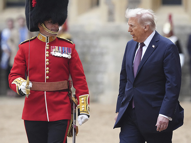 Визит Трампа в Великобританию: королевский прием и протесты. Фоторепортаж