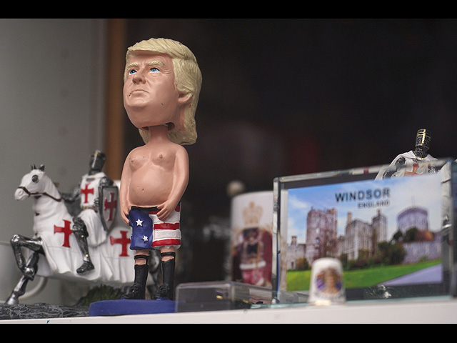 Визит Трампа в Великобританию: королевский прием и протесты. Фоторепортаж