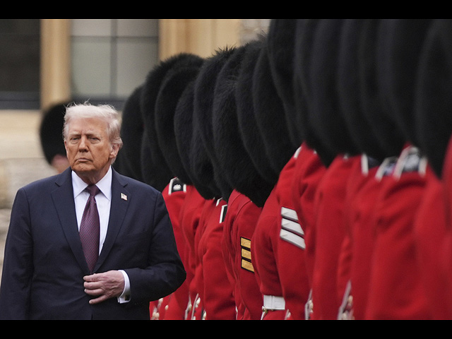 Визит Трампа в Великобританию: королевский прием и протесты. Фоторепортаж