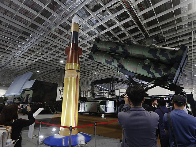 Комплект баллистической ракеты среднего радиуса действия наземного базирования компании Chiang-Kong (в центре) и пусковая установка (справа) с AESA Radar (слева)