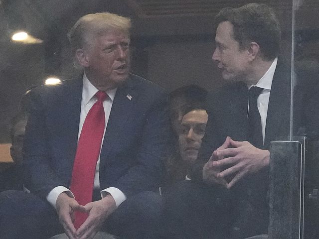 Трамп и Маск впервые пообщались на церемонии прощания с Кирком
