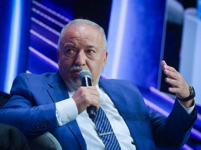 Либерман вновь посоветовал израильтянам находиться рядом с защищенными помещениями