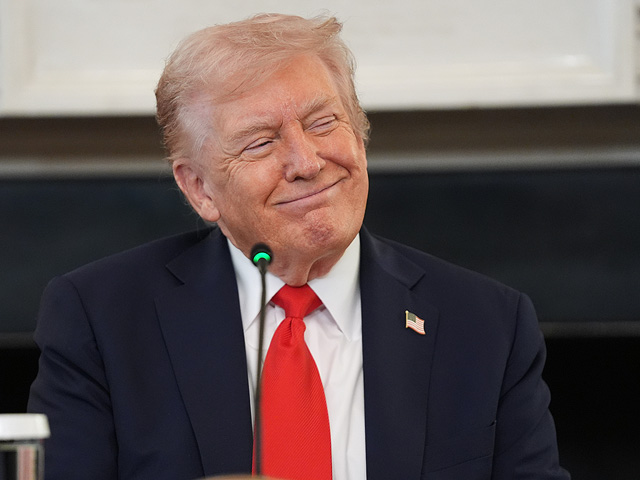 Трамп, получив записку, покинул встречу: "Мы близки к соглашению по Ближнему Востоку"