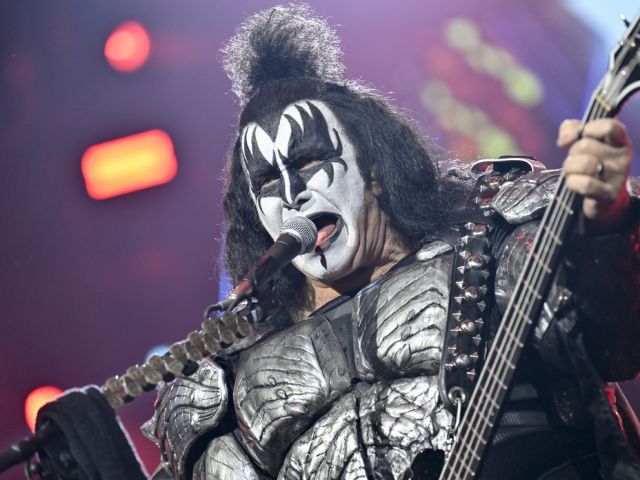 Басист KISS Джин Симмонс был госпитализирован после ДТП в Калифорнии