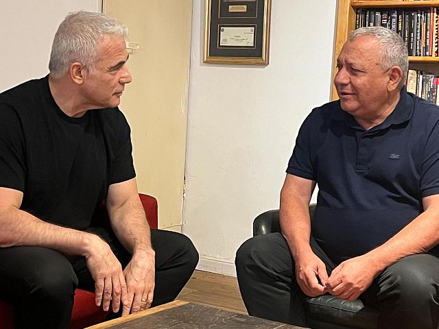 Гади Айзенкот во время встречи с Яиром Лапидом