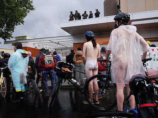 Портленд ответил Трампу "голым велопробегом". Фоторепортаж
