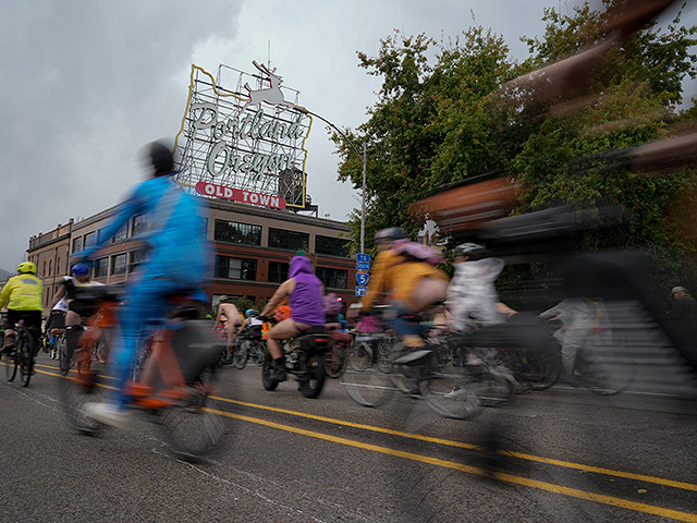Портленд ответил Трампу "голым велопробегом". Фоторепортаж