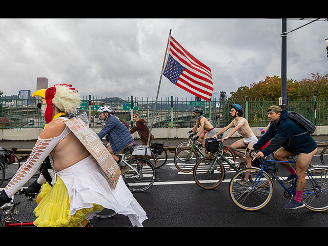 Портленд ответил Трампу "голым велопробегом". Фоторепортаж