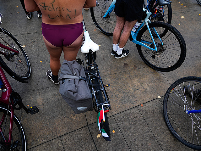 Портленд ответил Трампу "голым велопробегом". Фоторепортаж