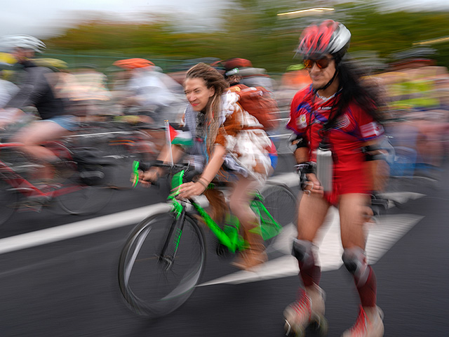 Портленд ответил Трампу "голым велопробегом". Фоторепортаж