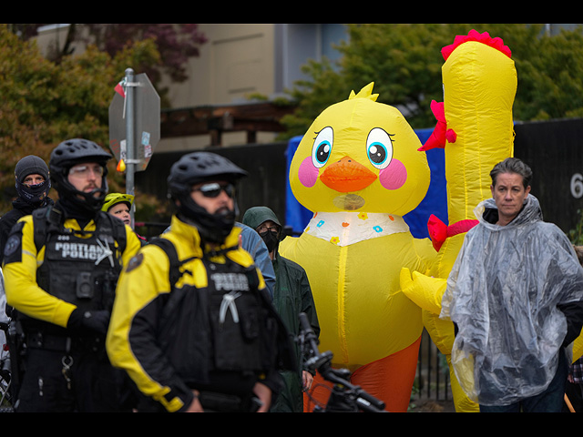 Портленд ответил Трампу "голым велопробегом". Фоторепортаж