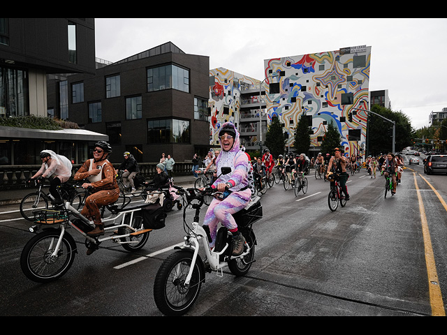 Портленд ответил Трампу "голым велопробегом". Фоторепортаж