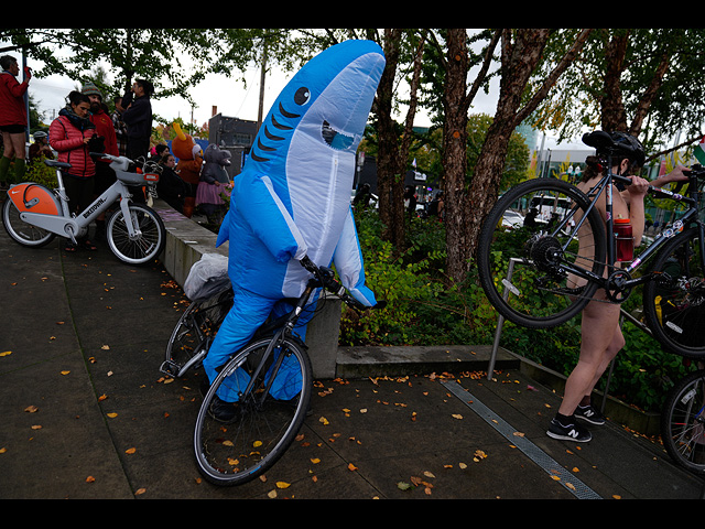 Портленд ответил Трампу "голым велопробегом". Фоторепортаж