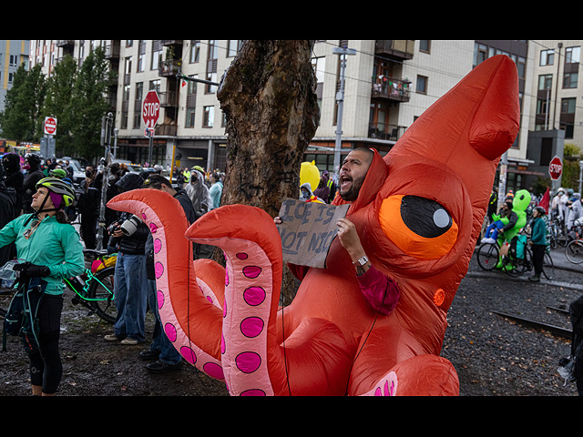 Портленд ответил Трампу "голым велопробегом". Фоторепортаж