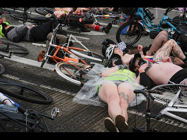 Портленд ответил Трампу "голым велопробегом". Фоторепортаж