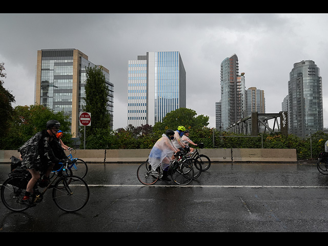 Портленд ответил Трампу "голым велопробегом". Фоторепортаж