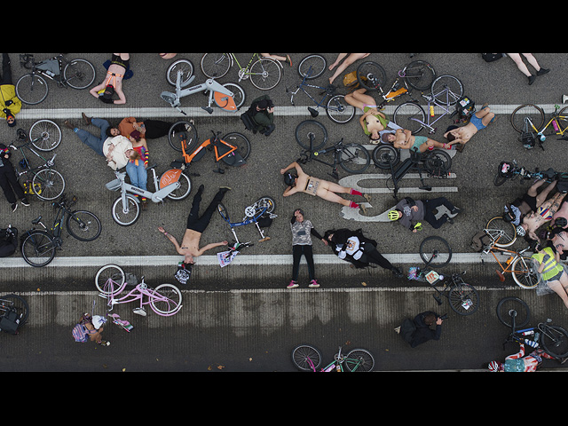 Портленд ответил Трампу "голым велопробегом". Фоторепортаж