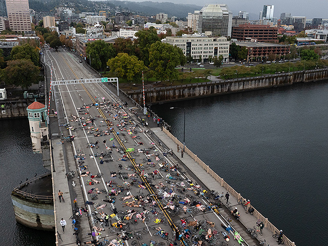 Портленд ответил Трампу "голым велопробегом". Фоторепортаж
