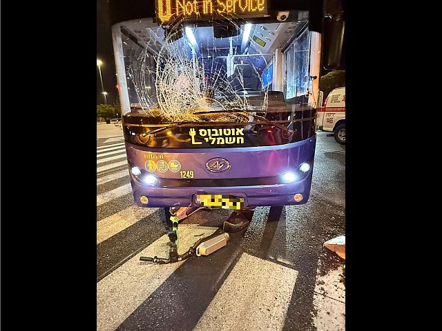 В Холоне автобус сбил подростка, ехавшего на электросамокате
