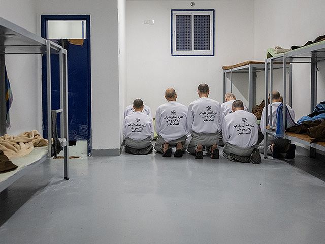 Мучения террористов в тюрьме "Кциот": надзирательницы и кот. Фоторепортаж