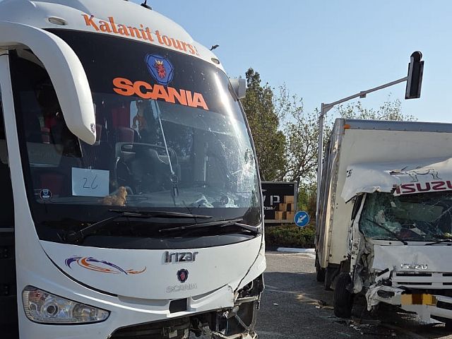 На севере Израиля столкнулись автобус и грузовик, множество пострадавших