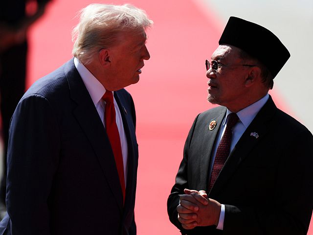 Президент США Дональд Трамп прибыл в международный аэропорт Куала-Лумпура. В аэропорту его встретил премьер-министр Малайзии Анвар Ибрагим