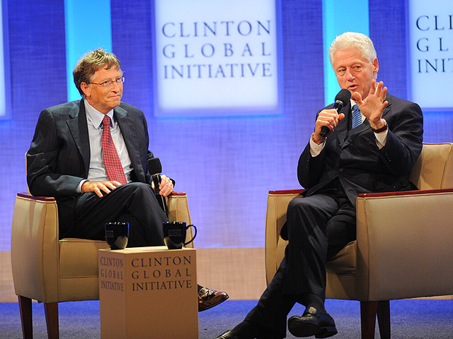 С Президентом США Биллом Клинтоном, 2010 год