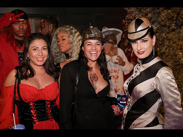 Гости Жанель Монэ. Справа Дита фон Тиз