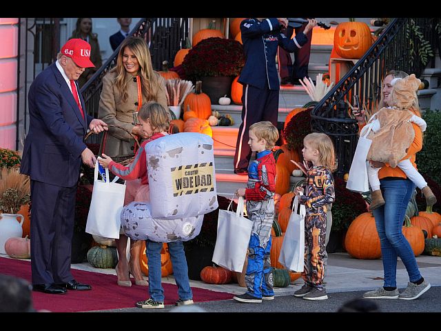 Дональд Трамп в роли президента, раздающего дары. Вашингтон, Белый дом
