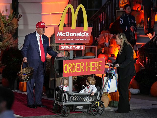 Дональд Трамп в роли президента, раздающего дары. Вашингтон, Белый дом