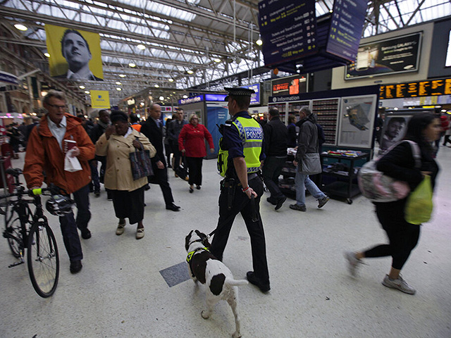 Британская полиция: нападение с ножом на пассажиров поезда не было терактом