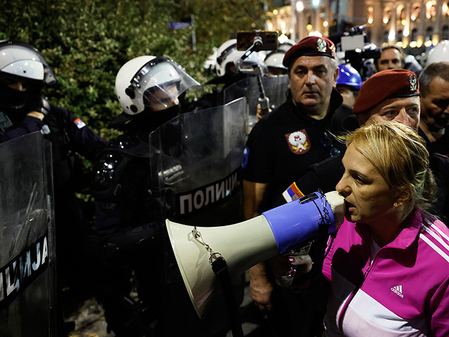 Столкновения у парламента Сербии в годовщину трагедии в городе Нови-Сад