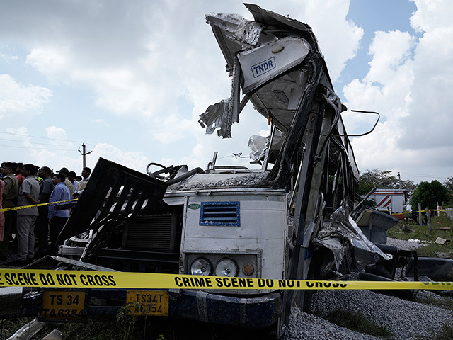 В Индии грузовик врезался в автобус, десятки погибших