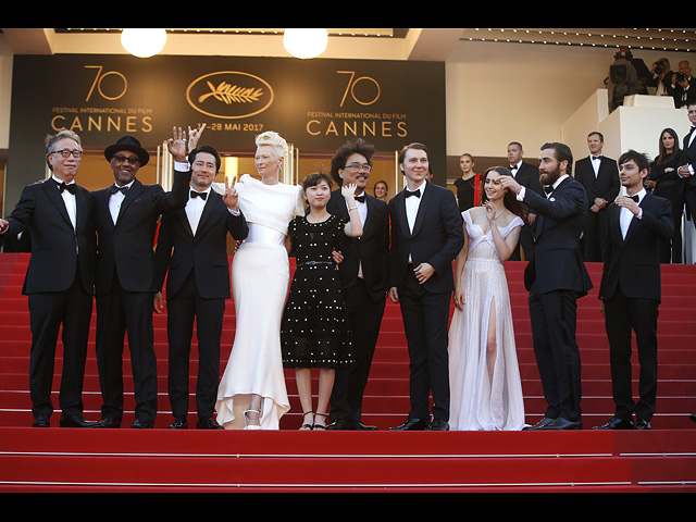 Слева направо: актёры Девон Бостик, Джейк Джилленхол, Лили Коллинз, Пол Дано, режиссёр Пон Джун Хо, актёры Тильда Суинтон, Ан Со Хён, Стивен Ён и Бён Хи Бон. 2017 год