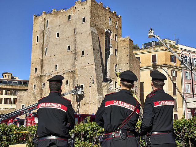 В Риме умер мужчина, пострадавший при обрушении башни Торре-деи-Конти
