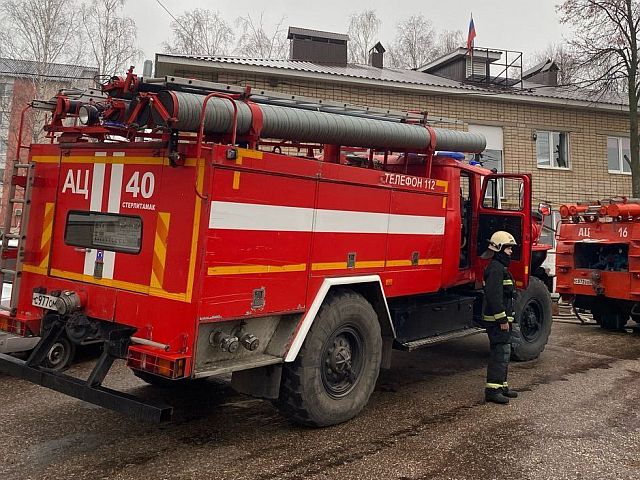 Атака украинских БПЛА, частично обрушен цех на Стерлитамакском нефтехимическом заводе
